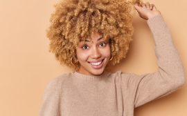 Cheveux secs et crépus : comment retrouver de la souplesse ?
